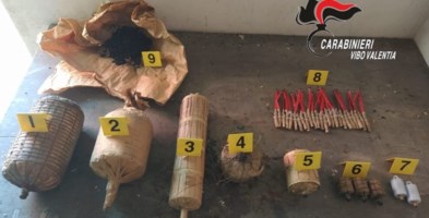 Soriano, trovati 30 chili di esplosivo artigianale: denunciato 59enne